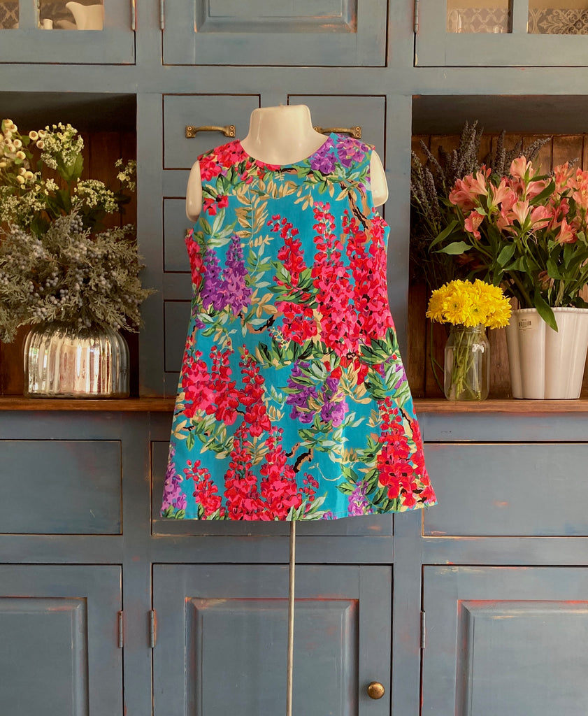 Conjunto de vestidos de algodón decorados con plantas.