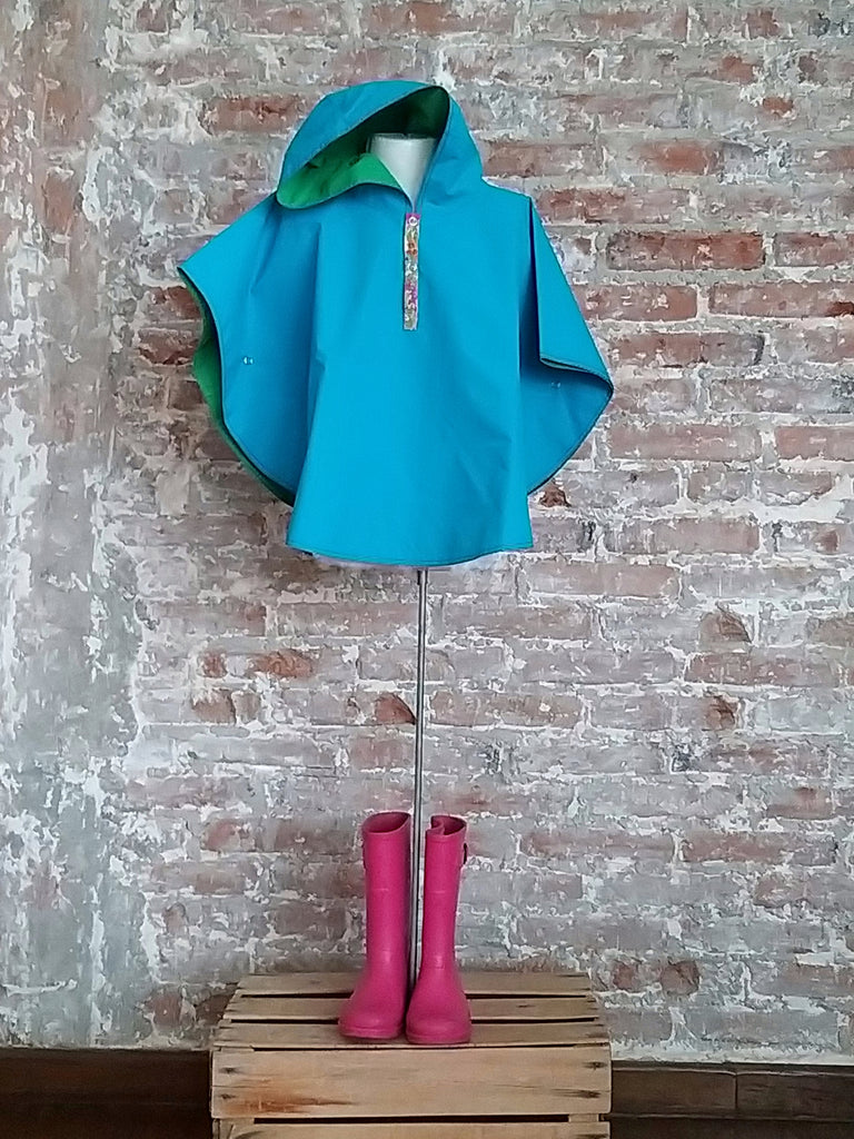 Capa impermeable con capucha (azul con forro verde)