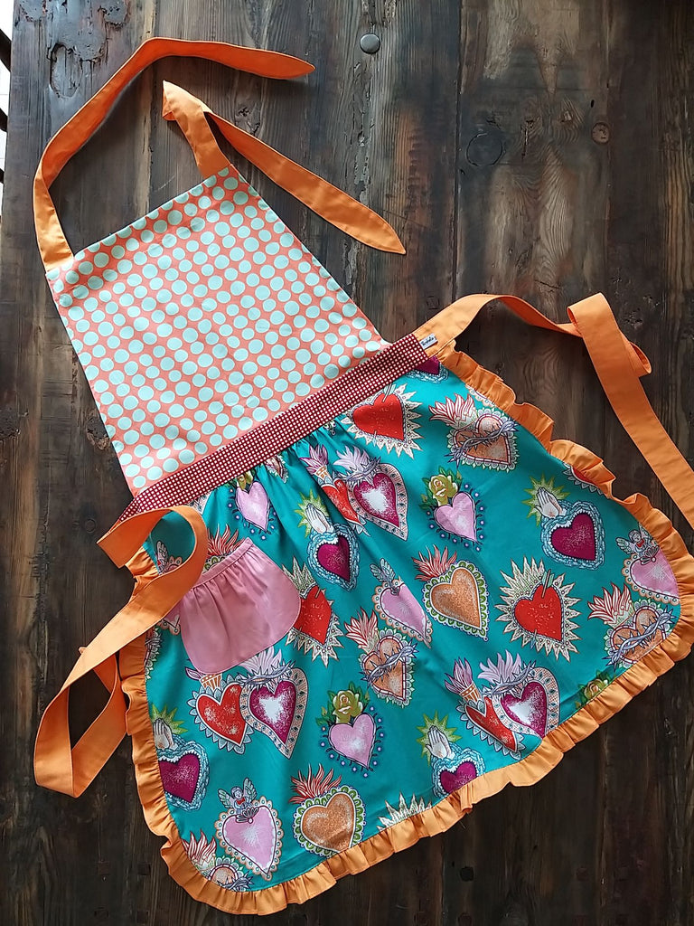 Delantal Corazones (con accesorio de regalo)